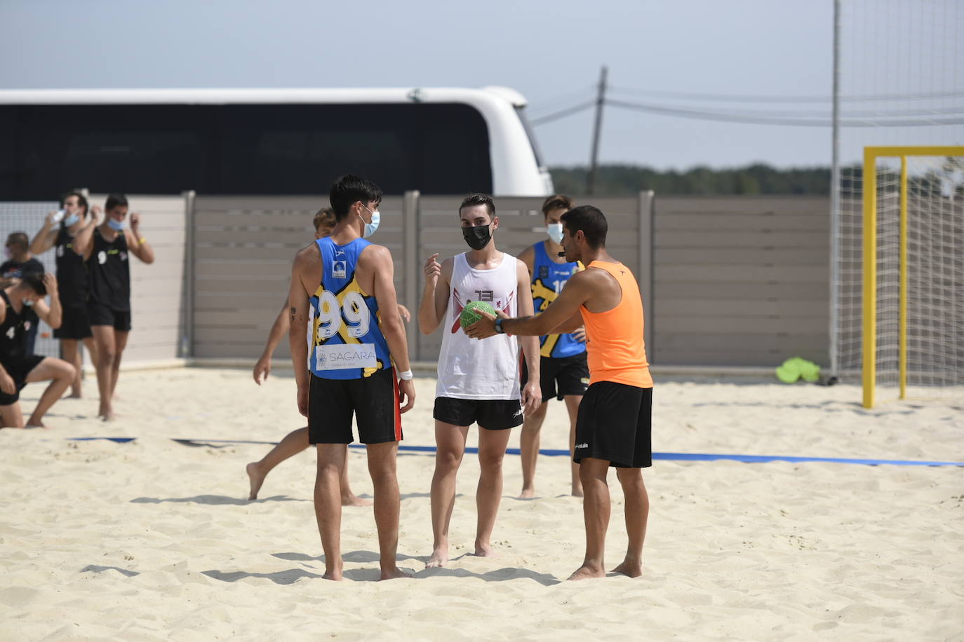 La localidad leonesa de Villacelama ha acogido la primera edición del torneo «Playas del Norte» de balonmano playa.