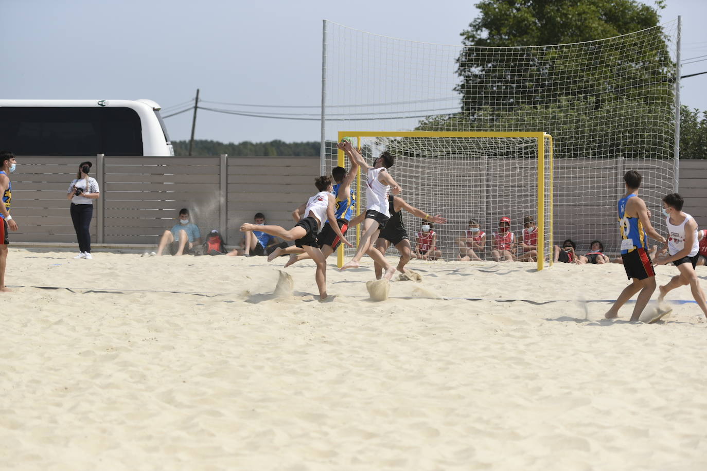 La localidad leonesa de Villacelama ha acogido la primera edición del torneo «Playas del Norte» de balonmano playa.