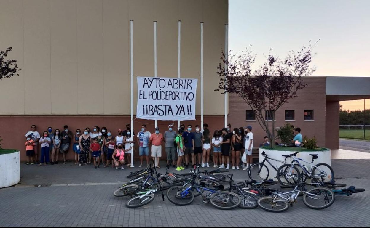 Protesta de los vecinos de Villar de Mazarife frente al polideportivo de la localidad.