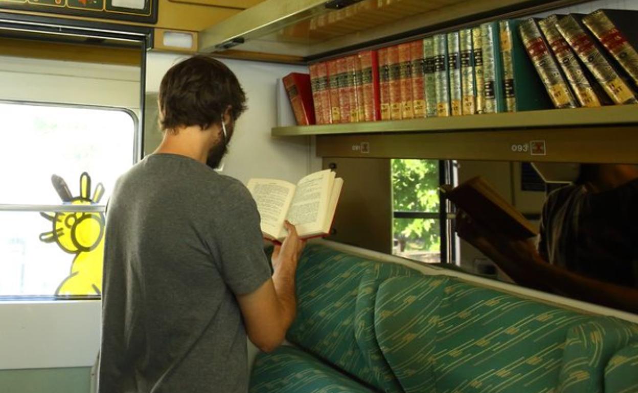 Espacio anexo a la biblioteca municipal de Toral de los Vados (León), en un antiguo vagón de tren.