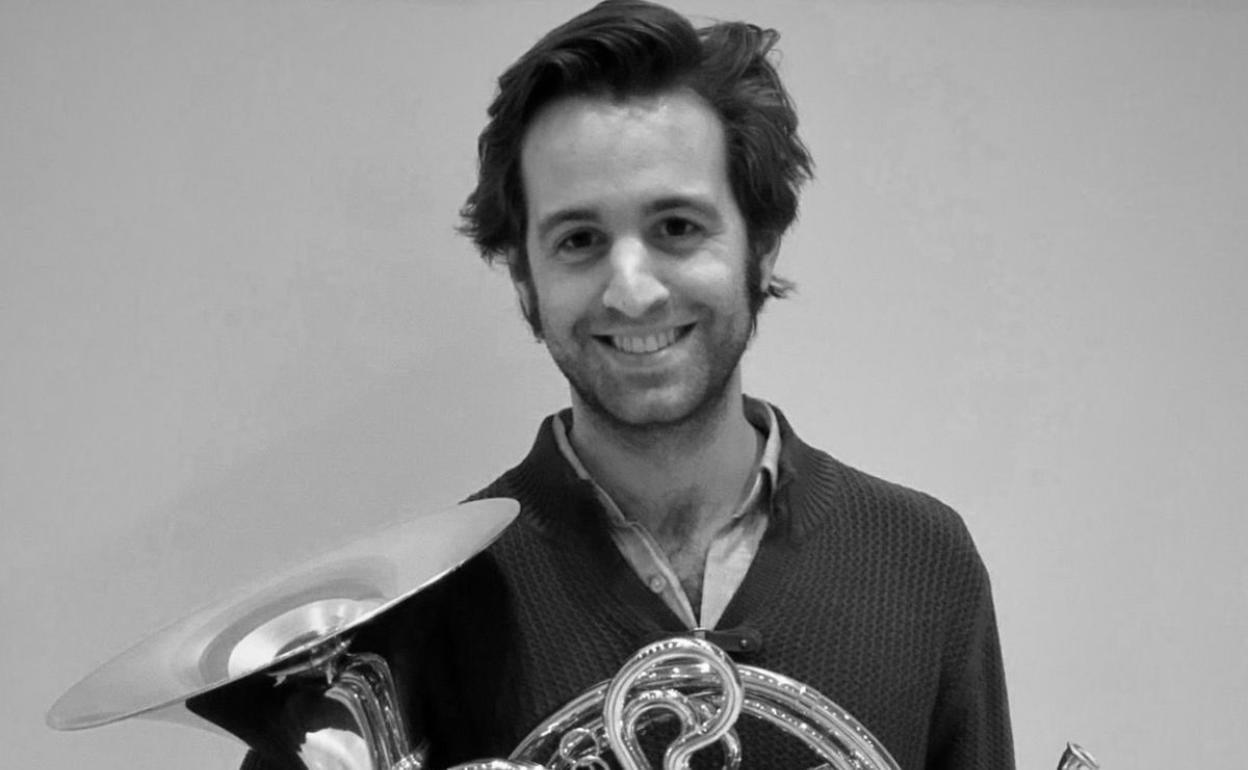 Pablo Quiñonero posa junto a su trompa.