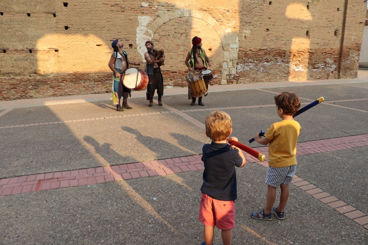 La localidad facundina celebra este fin de semana su XIX Encuentro de Juglares que llena de color y diversión las calles de la ciudad.