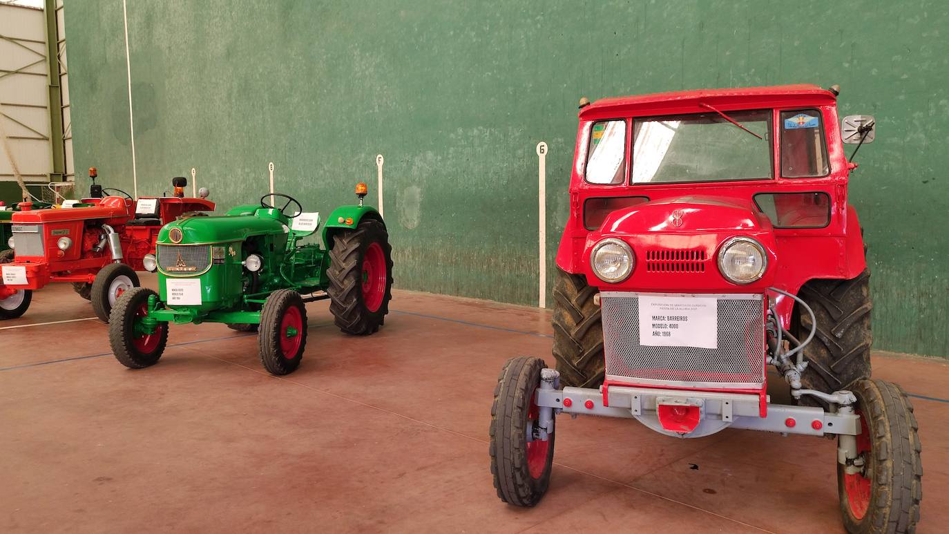 El frontón municipal de la localidad ha acogido esta muestra de tractores y coches antiguos dentro del programa de las Fiestas de la Alubia 2021.