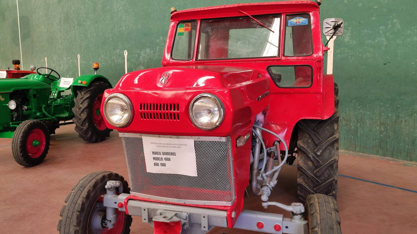 El frontón municipal de la localidad ha acogido esta muestra de tractores y coches antiguos dentro del programa de las Fiestas de la Alubia 2021.