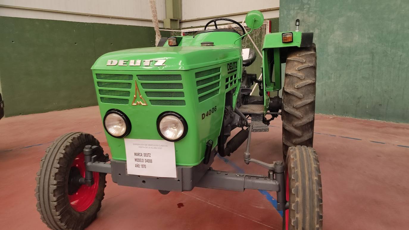 El frontón municipal de la localidad ha acogido esta muestra de tractores y coches antiguos dentro del programa de las Fiestas de la Alubia 2021.