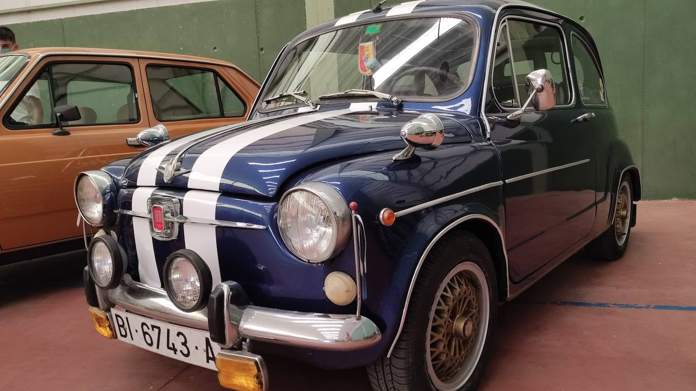 El frontón municipal de la localidad ha acogido esta muestra de tractores y coches antiguos dentro del programa de las Fiestas de la Alubia 2021.