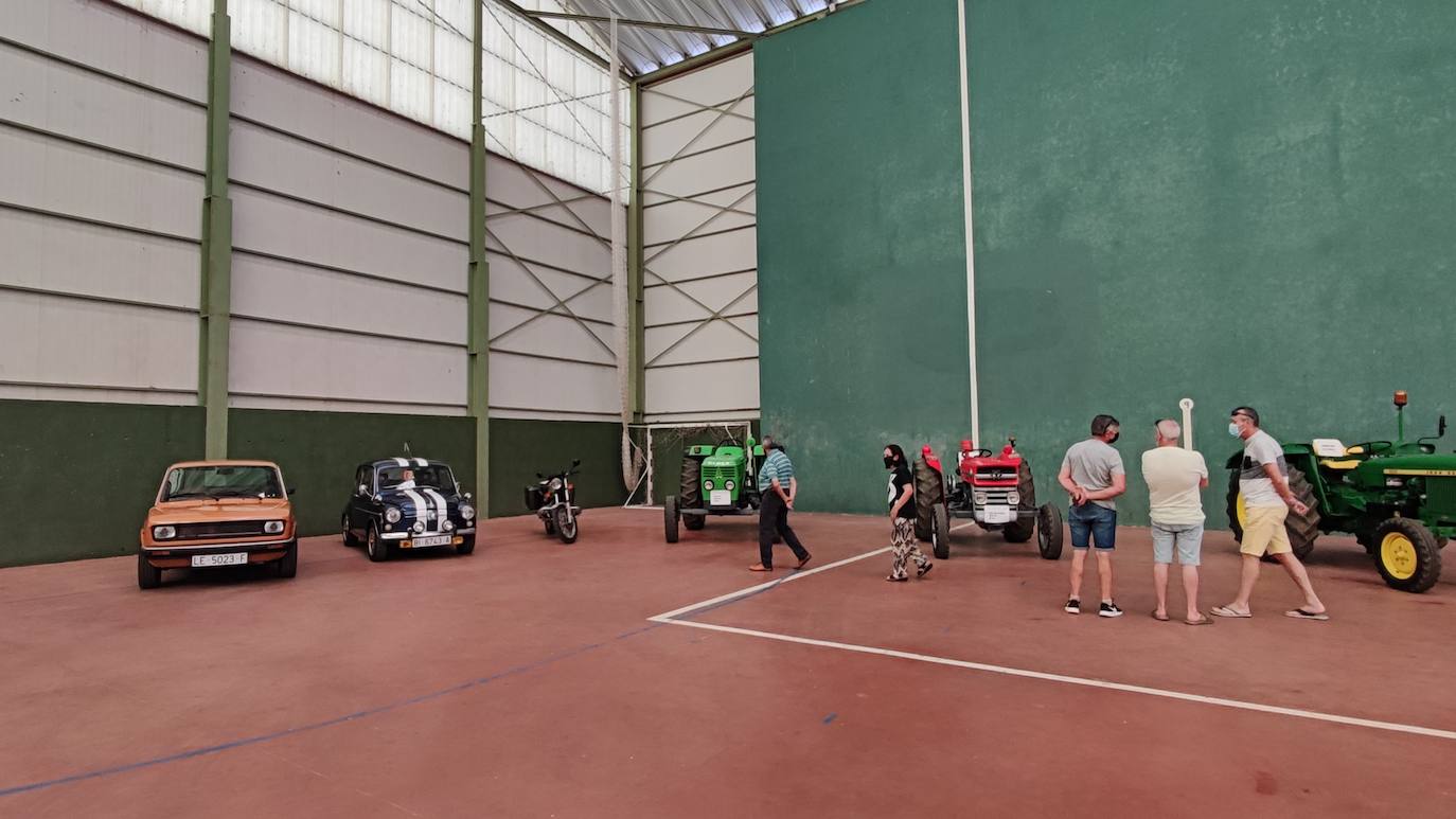 El frontón municipal de la localidad ha acogido esta muestra de tractores y coches antiguos dentro del programa de las Fiestas de la Alubia 2021.