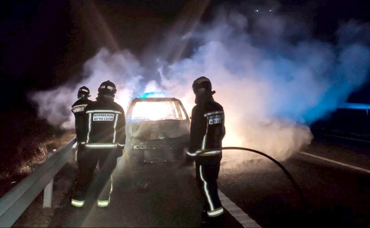 Intervención de Bomberos de León en el incendio de esta furgoneta.