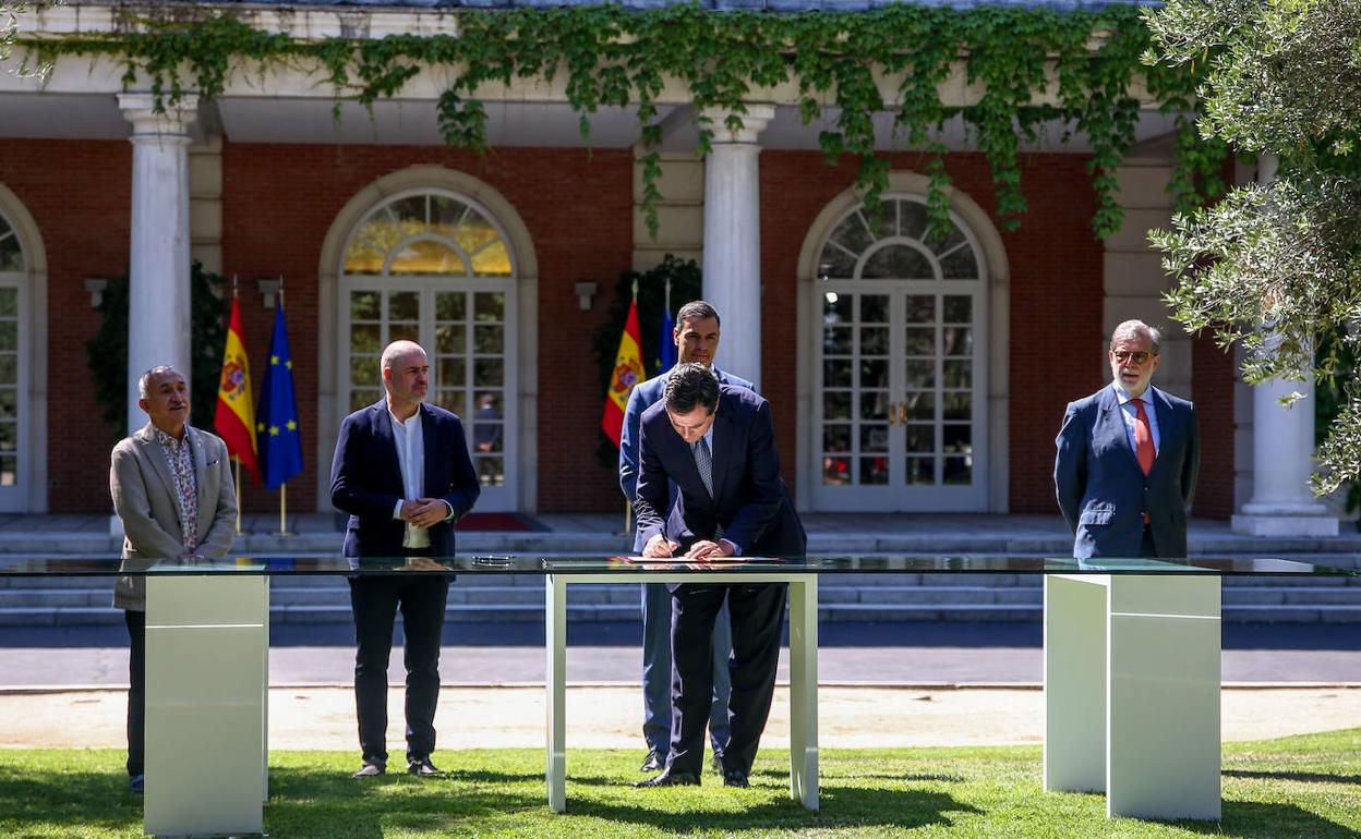 Antonio Garamendi, presidente de CEOE, en la firma del acuerdo para reformar las pensiones. 