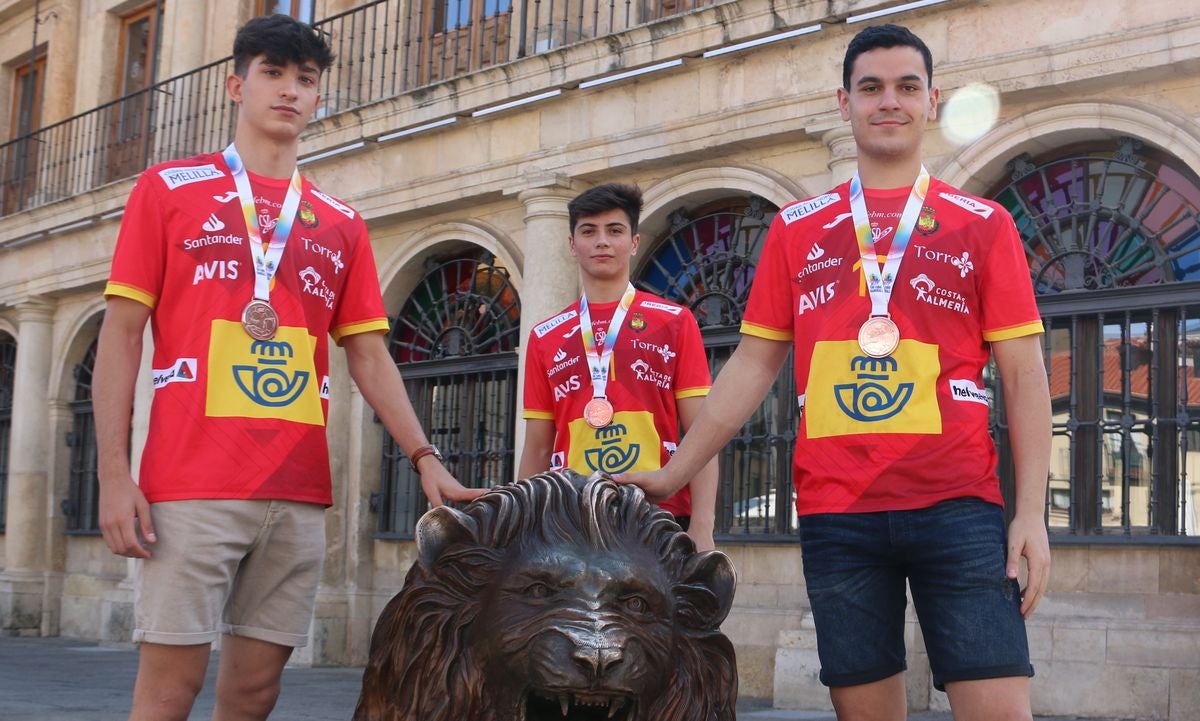 Álex Lodos, Darío Sanz y Antonio Martínez saborean el éxito de ser bronce en el Campeonato de Europa juvenil de balonmano