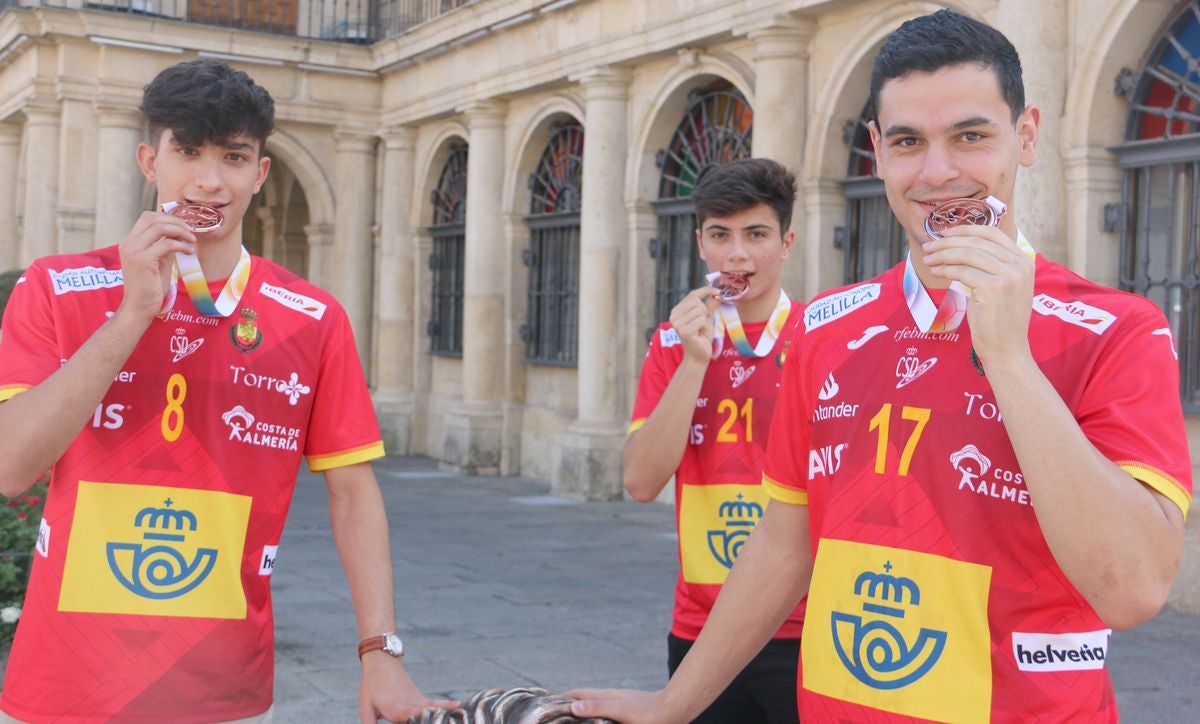 Álex Lodos, Darío Sanz y Antonio Martínez saborean el éxito de ser bronce en el Campeonato de Europa juvenil de balonmano