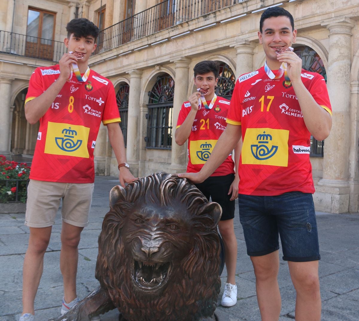 Álex Lodos, Darío Sanz y Antonio Martínez saborean el éxito de ser bronce en el Campeonato de Europa juvenil de balonmano