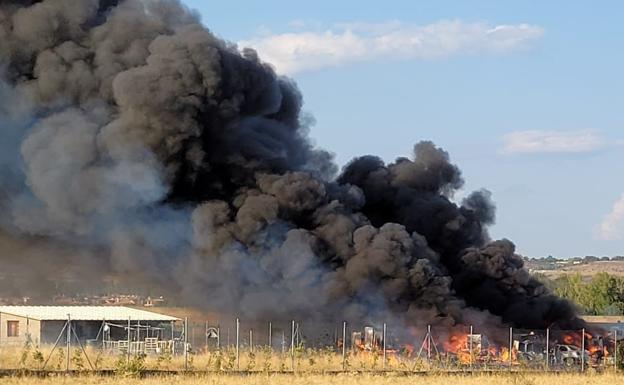 Galería. Imagen de la enorme humareda desatada por el incendio. 