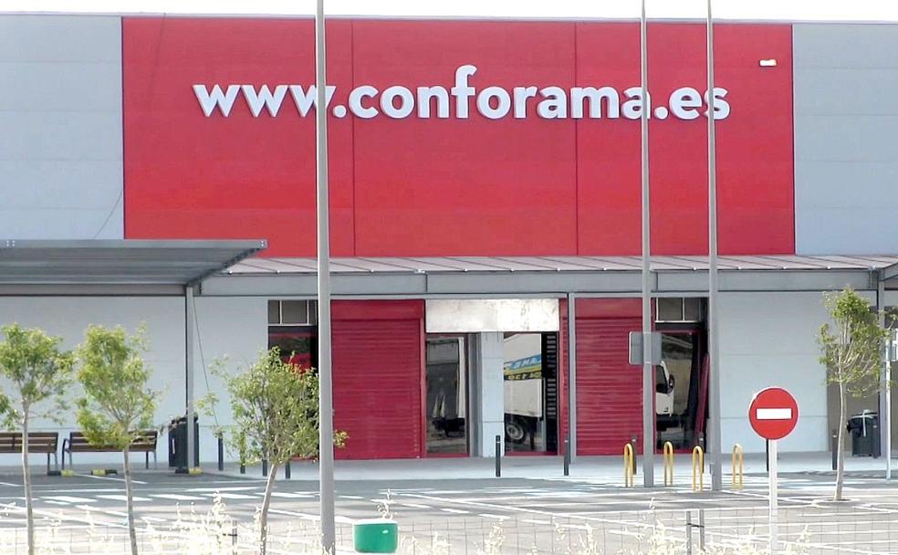 Imagen de la entrada principal de Conforama, uno de los principales reclamos comerciales junto a Decathlon y Leroy Merlín. 