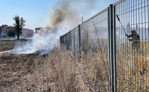 Bomberos de León sofocan un pequeño fuego en un solar de San Andrés del Rabanedo