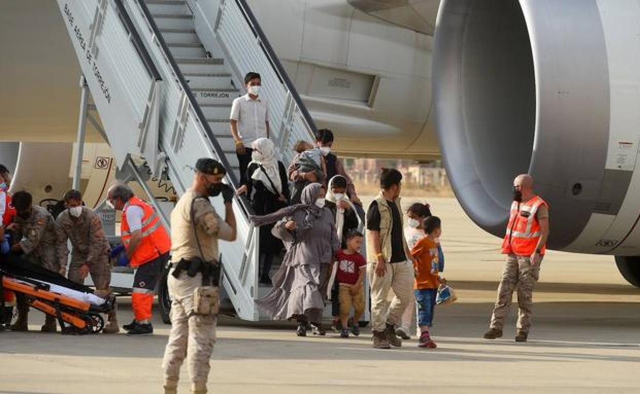 Una familia de afganos en su llegada a España.