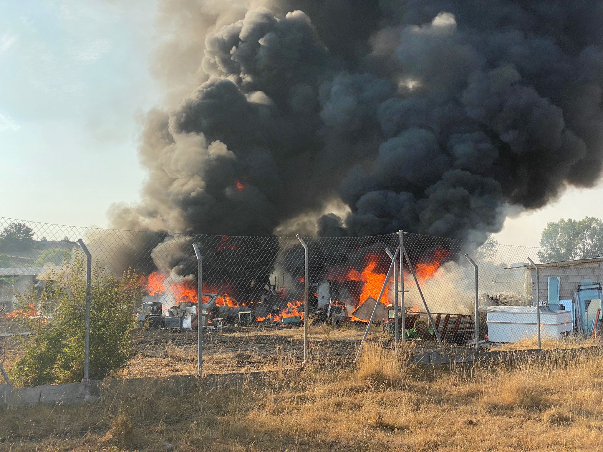 El fuego ha ocasinado grandes destrozos.