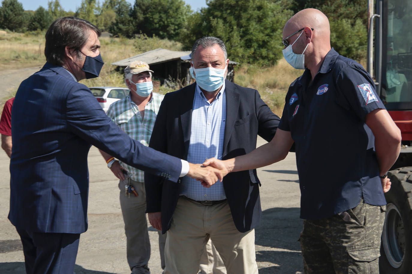 El consejero de Fomento y Medio Ambiente, Juan Carlos Suárez-Quiñones, visita la fábrica 'León Brezo Ecológico' en Brañuelas. Le acompañan, el presidente de la Diputación, Eduardo Morán y la alcaldesa del municipio, Carolina López