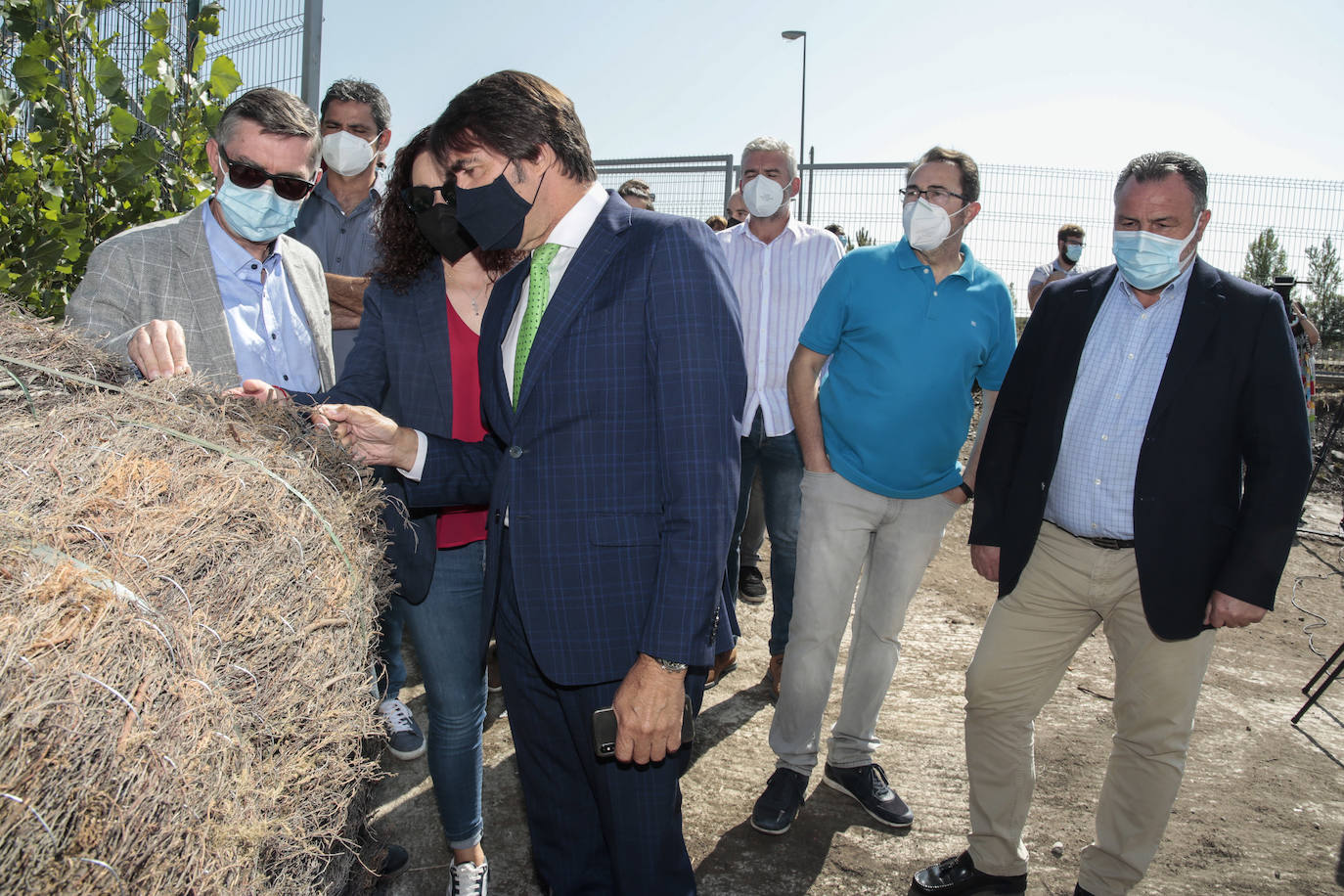 El consejero de Fomento y Medio Ambiente, Juan Carlos Suárez-Quiñones, visita la fábrica 'León Brezo Ecológico' en Brañuelas. Le acompañan, el presidente de la Diputación, Eduardo Morán y la alcaldesa del municipio, Carolina López