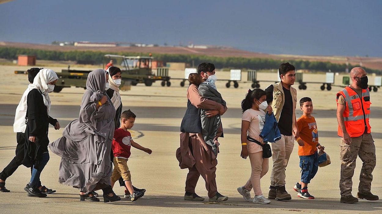 Ciudadanos afganos consiguen llegar a territorio 'libre' después de no pocas penurias para intentar alcanzar un avión de rescate. Son las dos caras de la moneda, el sufrimiento de quienes se quedan en territorio talibán y el alivio de aquellos que logran pisar territorio libre.