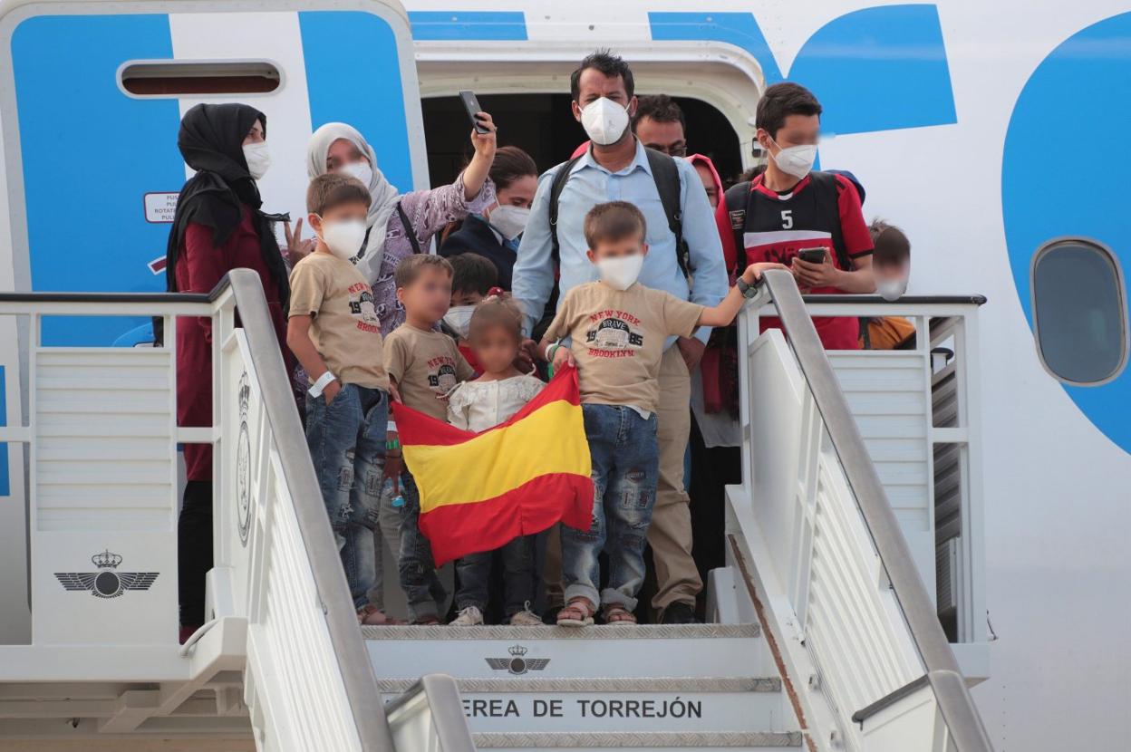 Ciudadanos afganos consiguen llegar a territorio 'libre' después de no pocas penurias para intentar alcanzar un avión de rescate. Son las dos caras de la moneda, el sufrimiento de quienes se quedan en territorio talibán y el alivio de aquellos que logran pisar territorio libre.