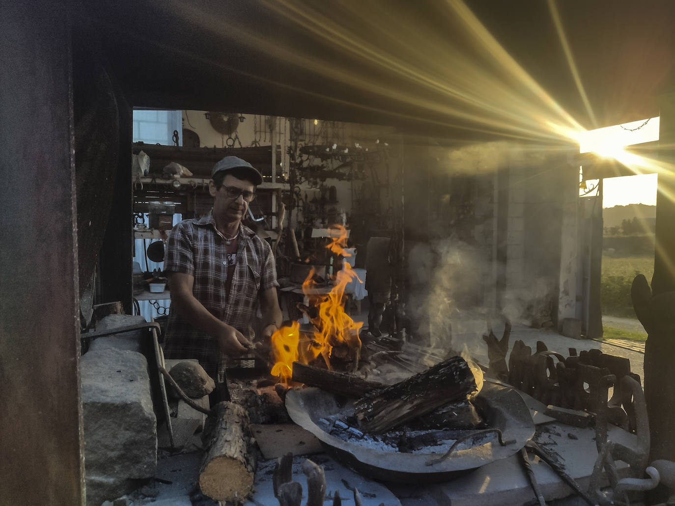 Un herrero trabaja en la fragua de Ayegui, dando forma a conchas de peregrino y bisutería diversa. A escasos metros se levanta la ‘fuente del vino’, con que Bodegas Irache agasaje a los caminantes.