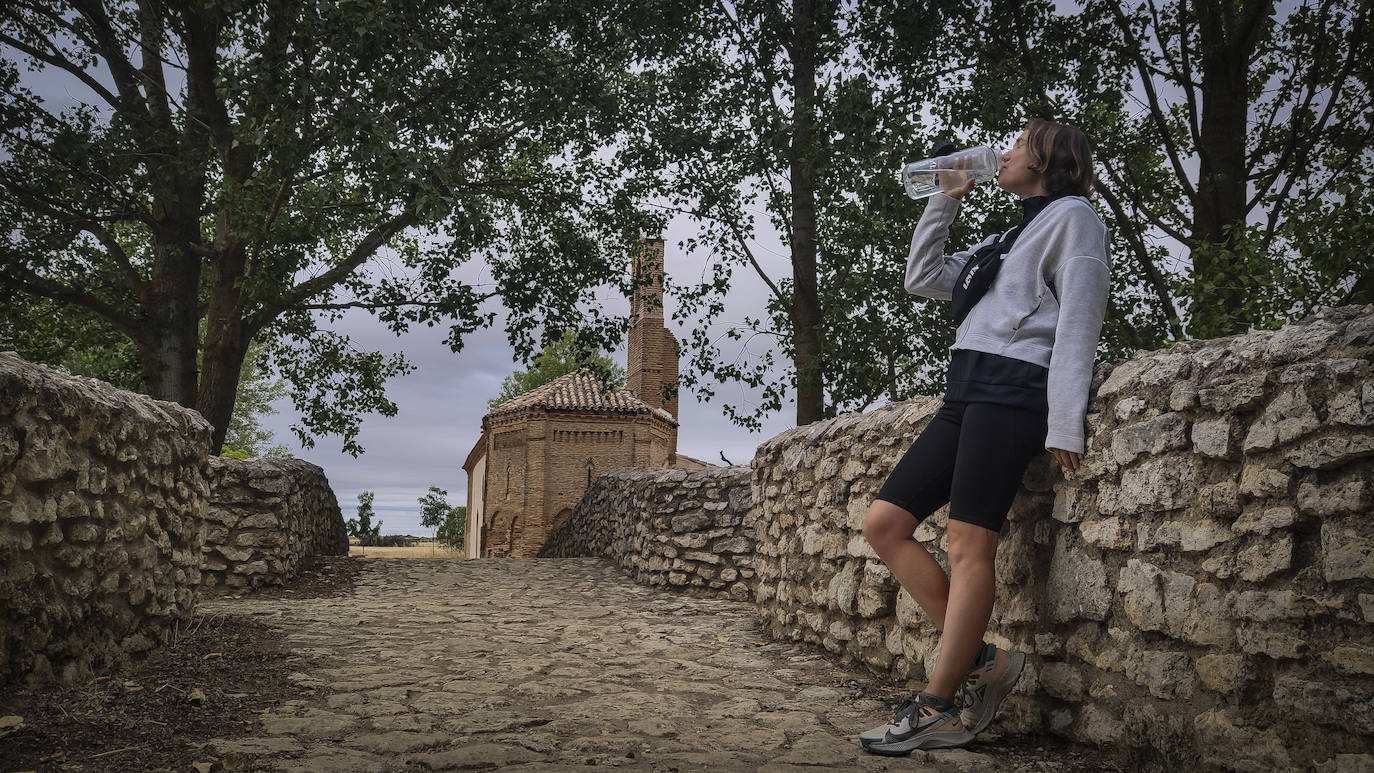 Estamos a las puertas de Sahagún y se avecina tormenta, ¿no es fantástico? Ermita de la Virgen del Puente. 