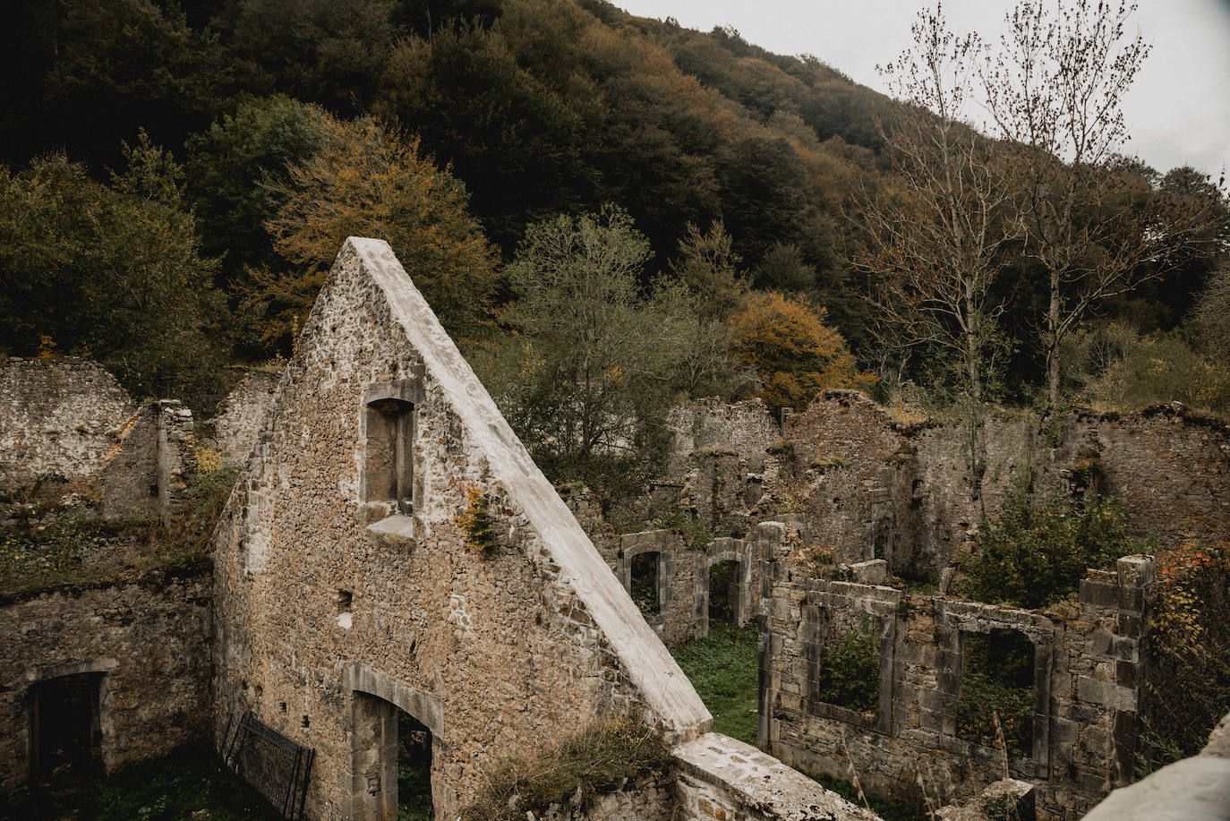 5. Una antigua Fábrica de Armas (Orbaizeta – Navarra). Produjo cañones, munición y hierro de alabada calidad hasta la implantación de los Altos Hornos, a finales del XIX. Se estima que vivieron más de 150 familias en este emplazamiento de Irati, gracias a la capacidad productiva del lugar. Está declarado Bien de Interés Cultural desde 2007. En 2020 se realizaron obras de restauración.