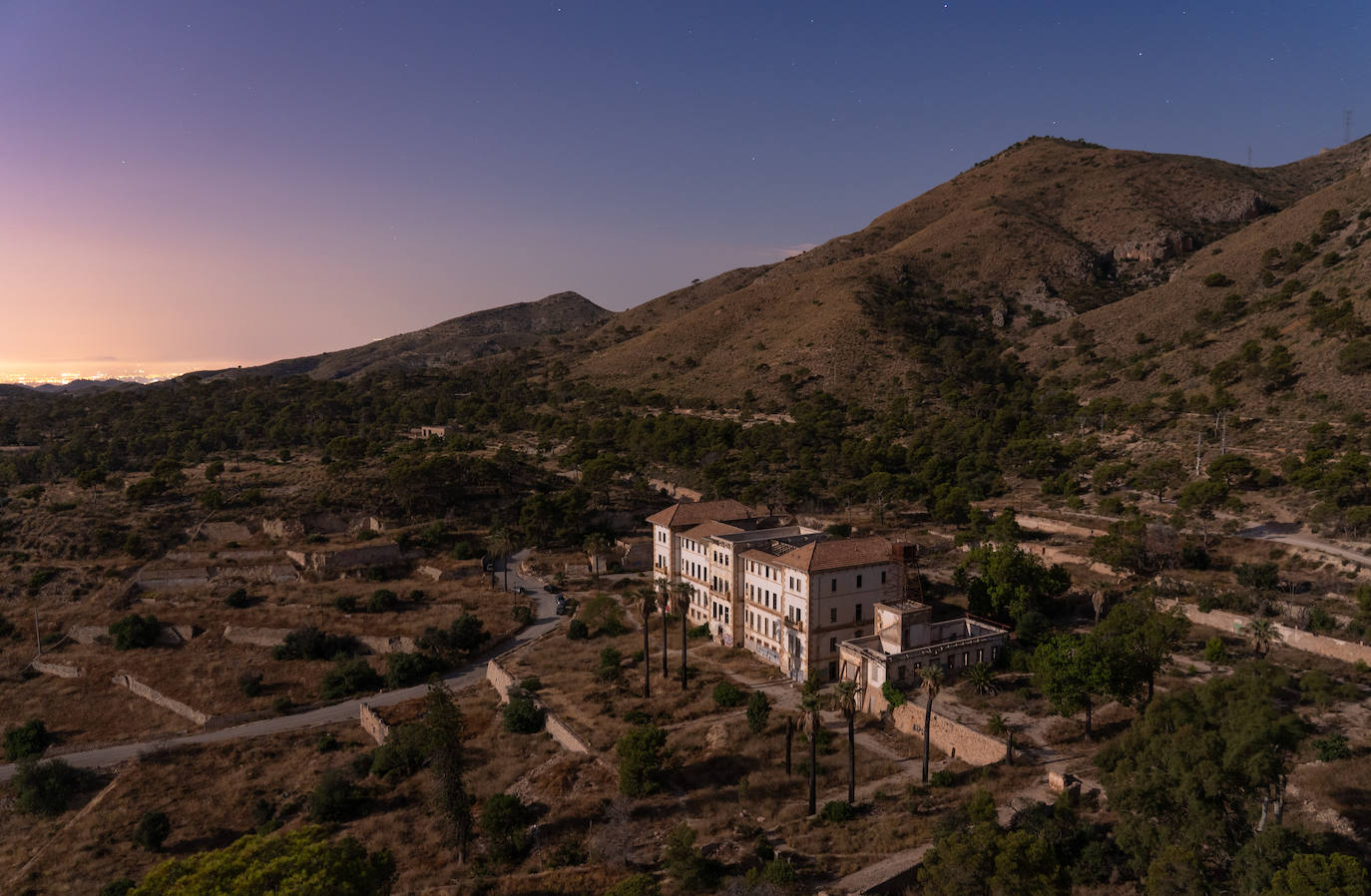 6.  El Preventorio: de hotel balneario a centro de aislamiento antituberculoso en el XX. (Aigües -Alicante). Se levantó en el s. XIX como un lujoso balneario que se alimentaba por las aguas termales desde la sierra Cabezón de Oro y al que asistian los españoles adinerados. En el s. XX se reconvitió en un centro de aislamiento antituberculoso. Desde su abandono a mediados de siglo pasado, han crecido las leyendas en torno al preventorio, especialmente por las investigaciones esotéricas que se han realizado
