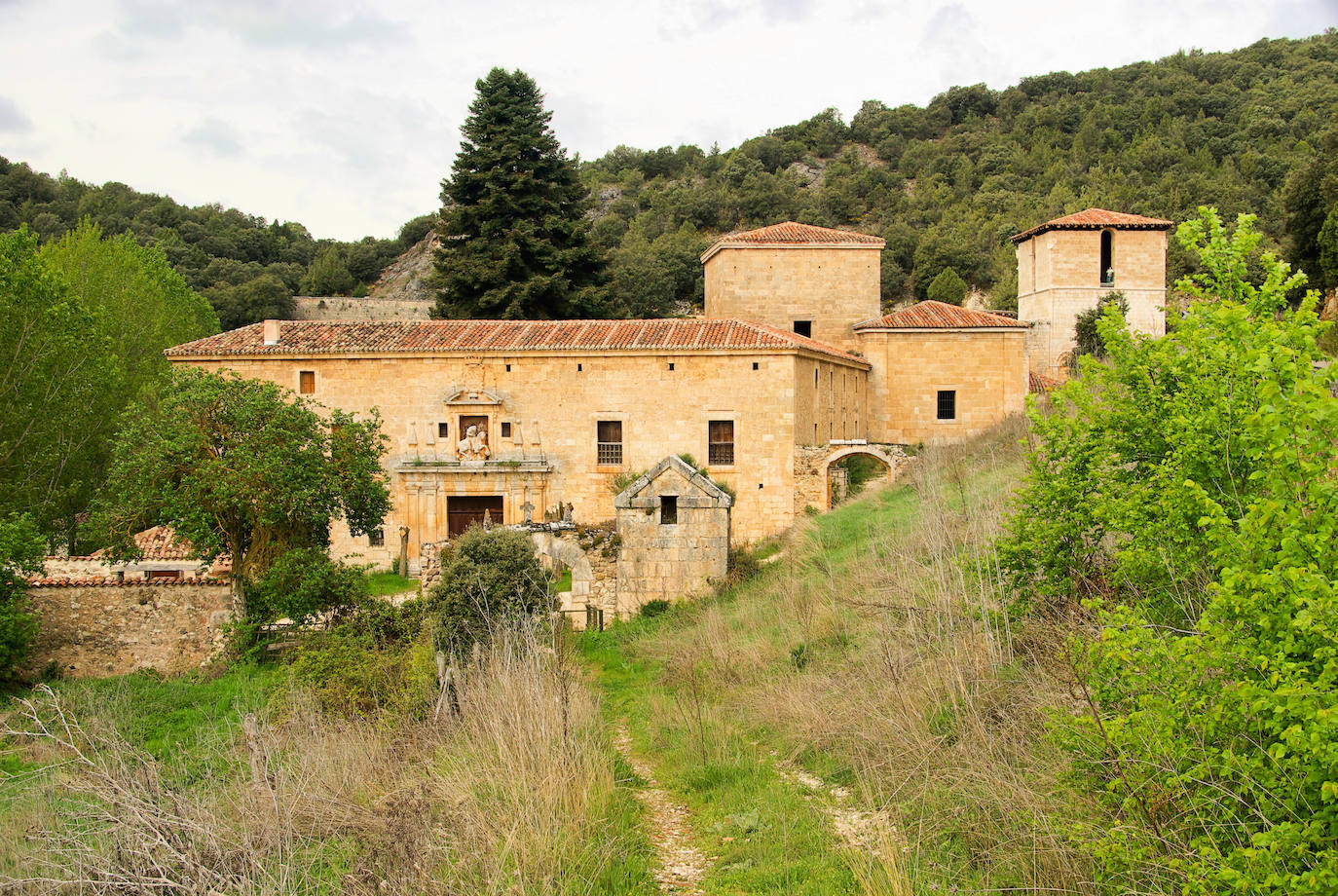10.Monasterio de San Pedro de Arlanza (Hortigüela, Burgos). Con 1100 años de edad, se mantuvo a pleno rendimiento desde el s. X hasta 1835, con la desamortización de Mendizábal. Fue construidoc por Fernán González, del que se dice que fundó Castilla y que sus restos, junto con los de su esposa Sancha, reposan bajo esta tierra. El monasterio se encuentra en Hortigüela, en Burgos, y actualmente se encuentra en fase de restauración. 
