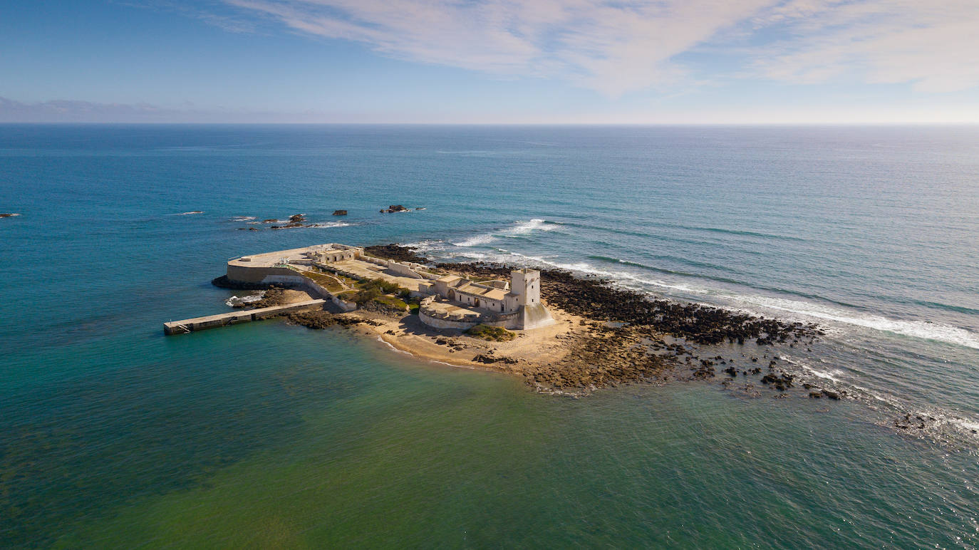 12.  Sancti Petri el islote (Cádiz). Se dice que antiguamente albergaba el templo más famoso de Occidente: el templo de Hércules, dedicado al dios Melkart. Fue un lugar próspero sustentado en la almadraba, pero en los 70 llegó la ruina y las familias abandonaron la isla. Hoy se organizan visitas guiadas al castillo (declarado Bien de Interés Cultural), puestas de sol musicales y recreaciones históricas.