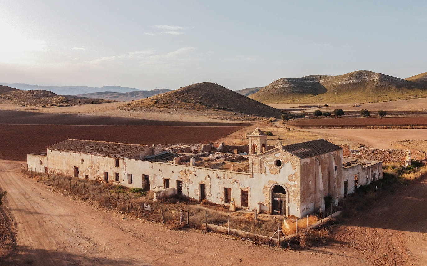 16. Cortijo del Fraile (Níjar – Almeria). Abandonado y en ruinas, este imponente cortijo fue uno de los escenarios donde se desarrolló la trágica historia que inspiró a Federico García Lorca a crear Bodas de Sangre. Allí se rodaron 'El bueno, el feo y el malo', 'La muerte tenía un precio' y 'Yo soy la revolución'.