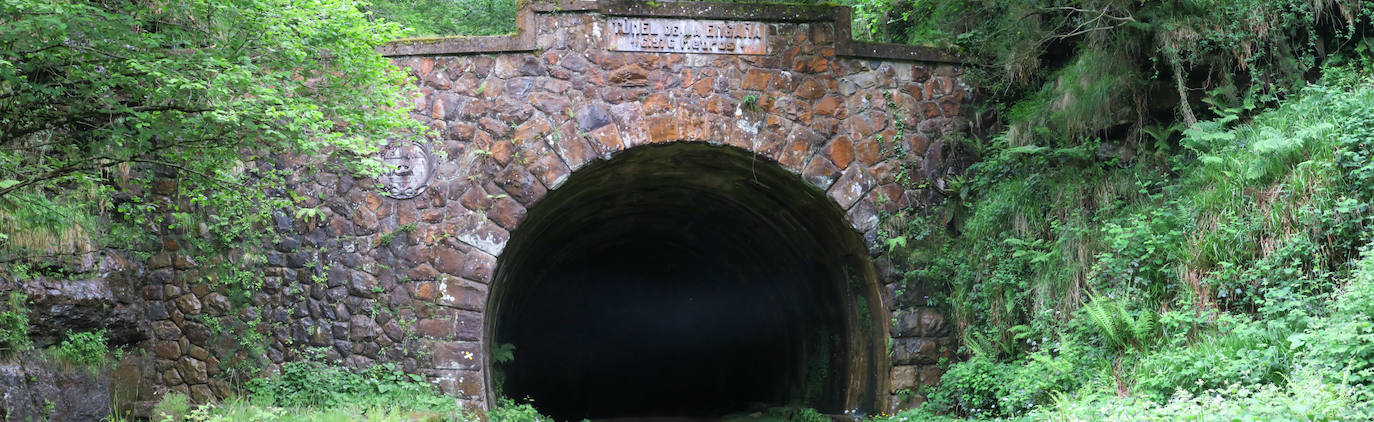 18. Túnel de La Engaña. Su construcción se comenzó en los años 40 y en él trabajaron reclusos republicanos que fueron utilizados como mano de obra esclava. La idea de Franco era unir Vega de Pas (Cantabria) con Pedrosa de Valdeporres (Burgos) como parte de la línea de ferrocarril que uniría Santander con el Mediterráneo. Las obras duraron unos ocho años y nunca fueron finalizadas. No obstante, hasta la llegada del tren de Alta Velocidad, la Engaña fue el túnel más largo de España. Tenía casi 7 kilómetros de recorrido.