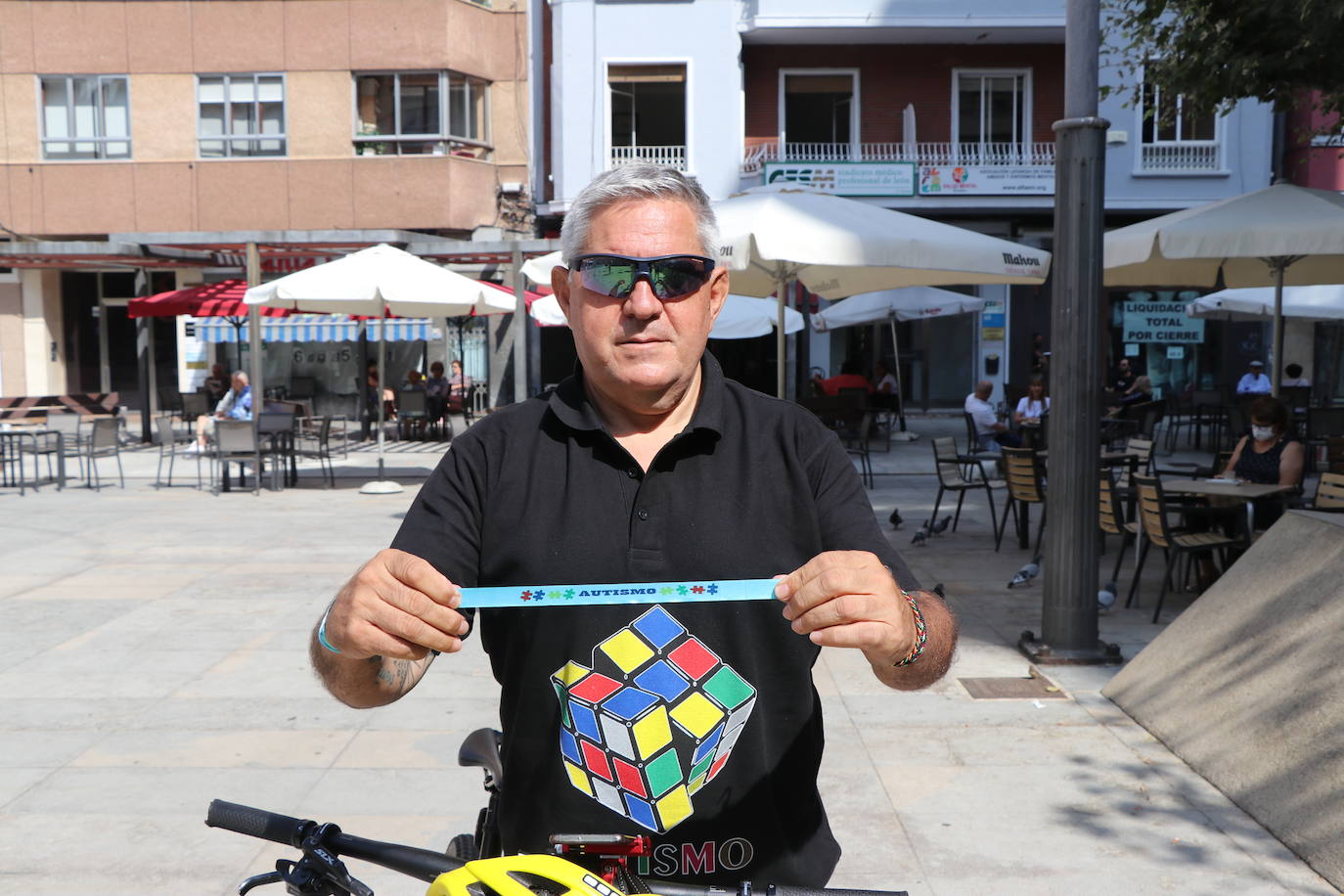 Juan García Sellers inicia una campaña con los vecinos de Laciana para concienciar sobre el autismo | En marzo viajará a la desembocadura del Danubio para donar por kilómetro recorrido en bici un euro a una asociación