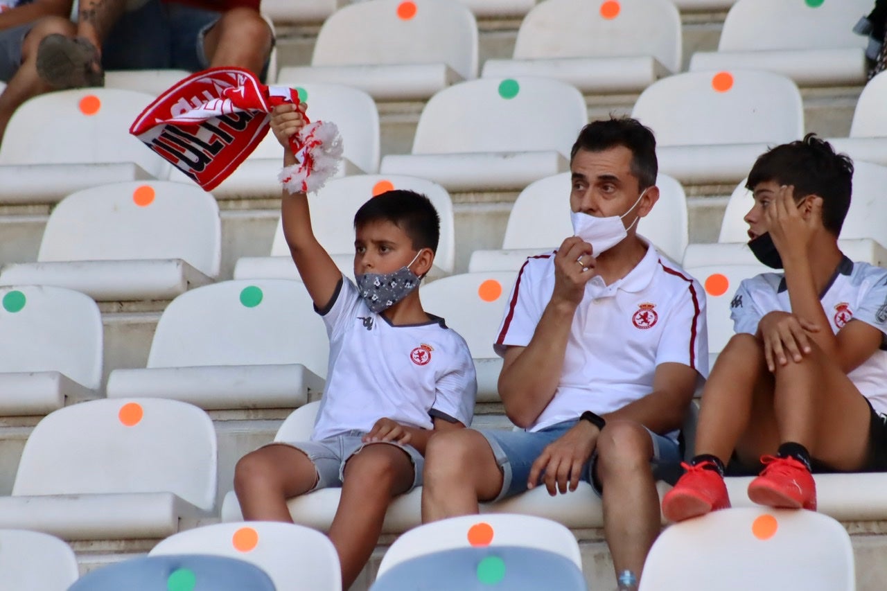 La Cultural y Deportiva Leonesa estrena la temporada ante el Rayo Majadahonda en el Reino de León. Gran entrada, gran ambiente y un intenso viernes de fútbol en el coliseo leonés. 