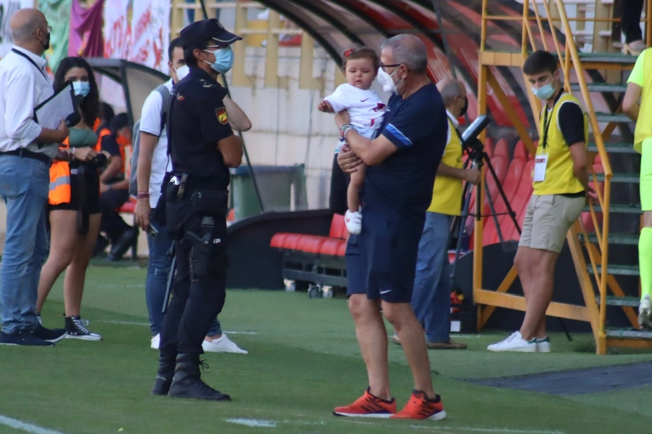 La Cultural y Deportiva Leonesa estrena la temporada ante el Rayo Majadahonda en el Reino de León. Gran entrada, gran ambiente y un intenso viernes de fútbol en el coliseo leonés. 