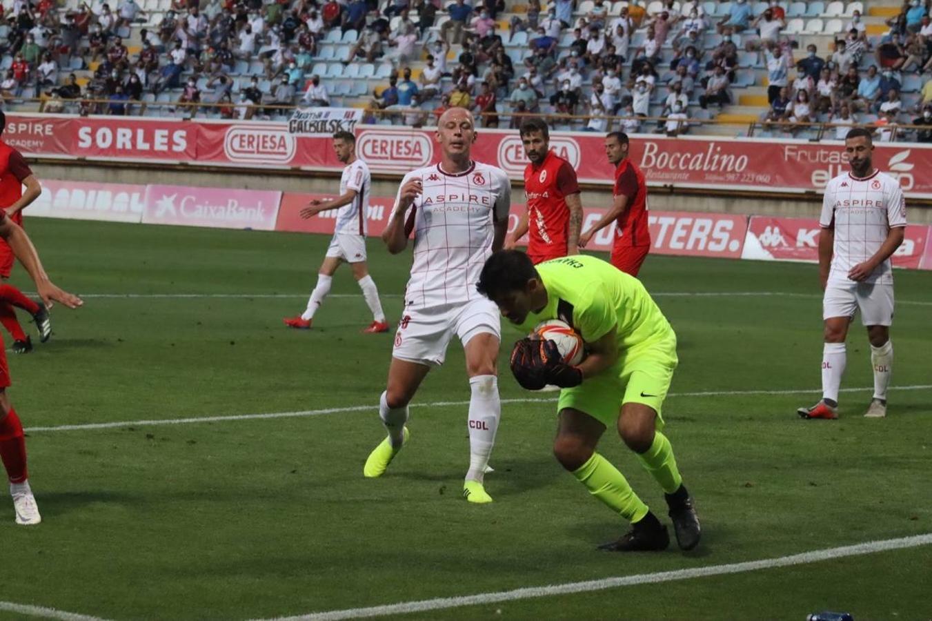 La Cultural y Deportiva Leonesa estrena la temporada ante el Rayo Majadahonda en el Reino de León. Gran entrada, gran ambiente y un intenso viernes de fútbol en el coliseo leonés. 