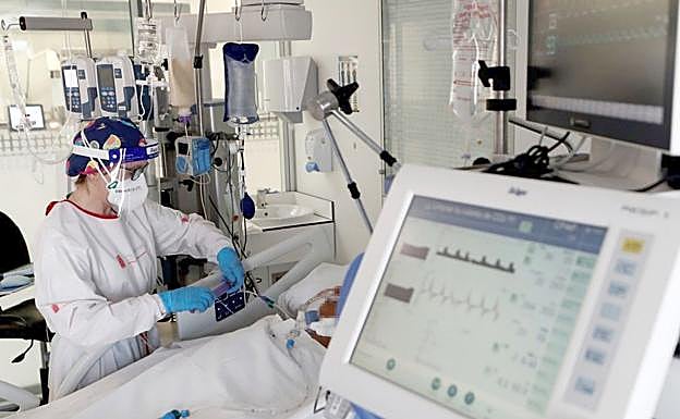 Un paciente covid es atendido en una unidad de críticos. 