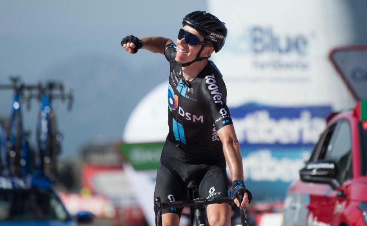 Romain Bardet celebra su victoria en la cima del Pico Villuercas.