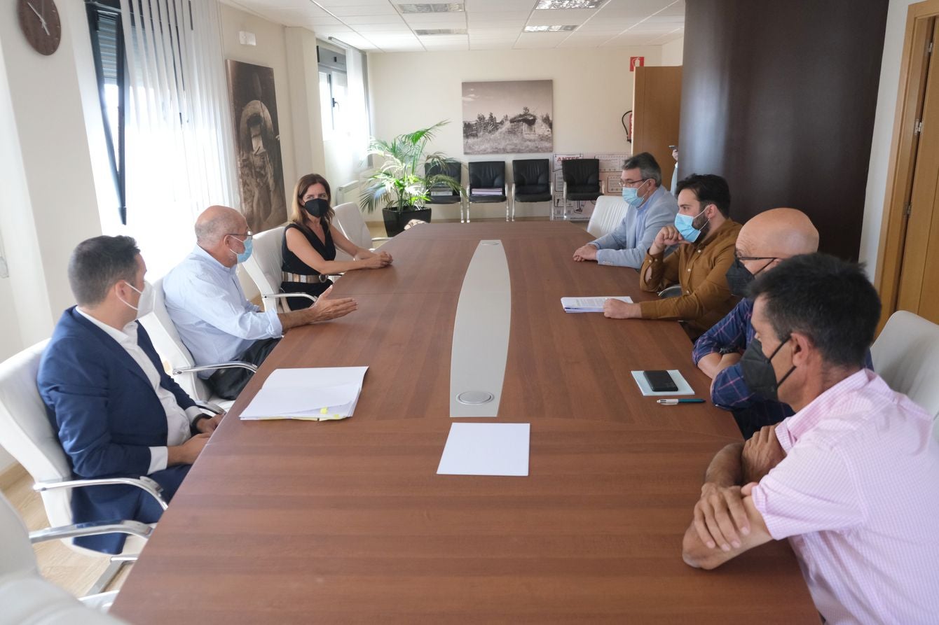 El vicepresidente de la Junta, Francisco Igea -acompañado por la consejera de Empleo e Industria, Ana Carlota Amigo; el secretario general de la Consejería de Transparencia, Ordenación del Territorio y Acción Exterior, José Miguel García; y el delegado territorial del Gobierno autonómico en la provincia de León, Juan Martínez Majo- se ha reunido esta tarde en la localidad de Villadangos del Páramo con el alcalde de este municipio, Alejandro Barrera, y el alcalde pedáneo José Miguel Sarmiento. El objetivo, 'normalizar' las exhumaciones que la ARMH hará en esta localidad.