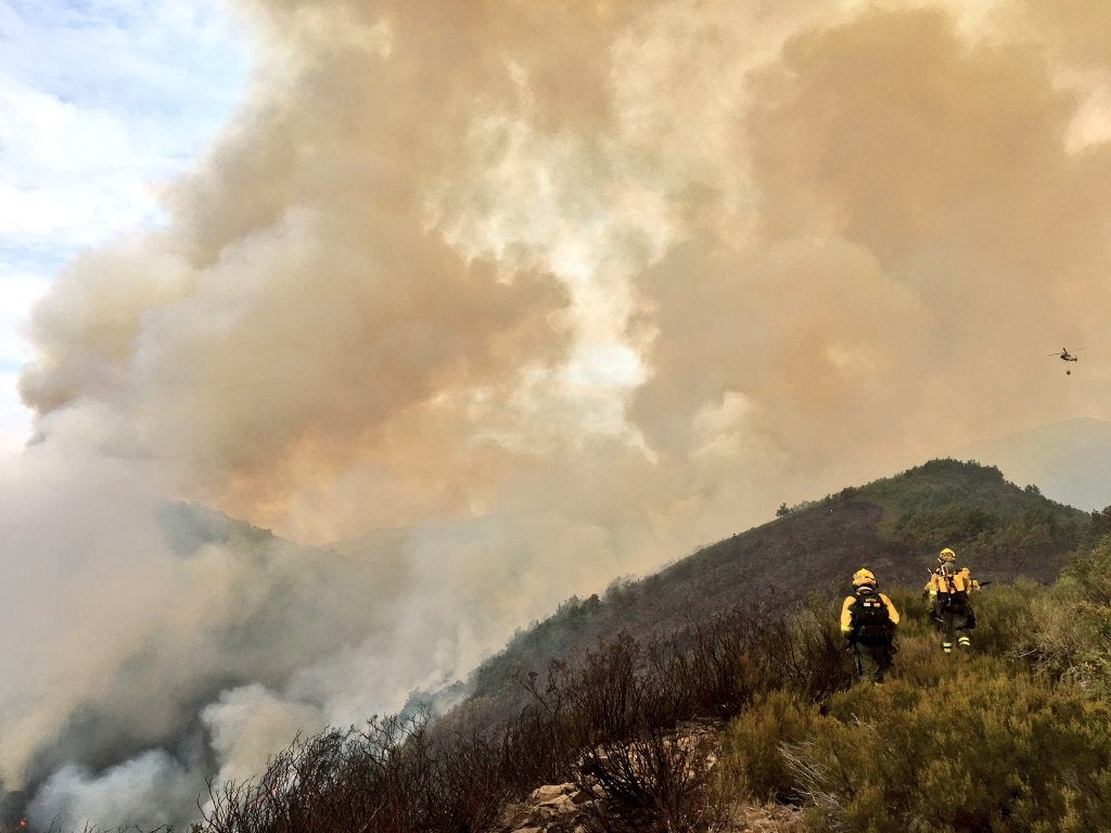 Medios aéreos y terrestres trabajan en las labores de extinción del incendio, cuyo origen se investiga, declarado en la madrugada de este lunes en el denominado Valle Estremero, e ntre los municipios leoneses de Riaño y Boca de Huérgano.