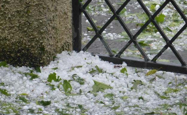 Restos de granizo tras una fuerte tormenta. 