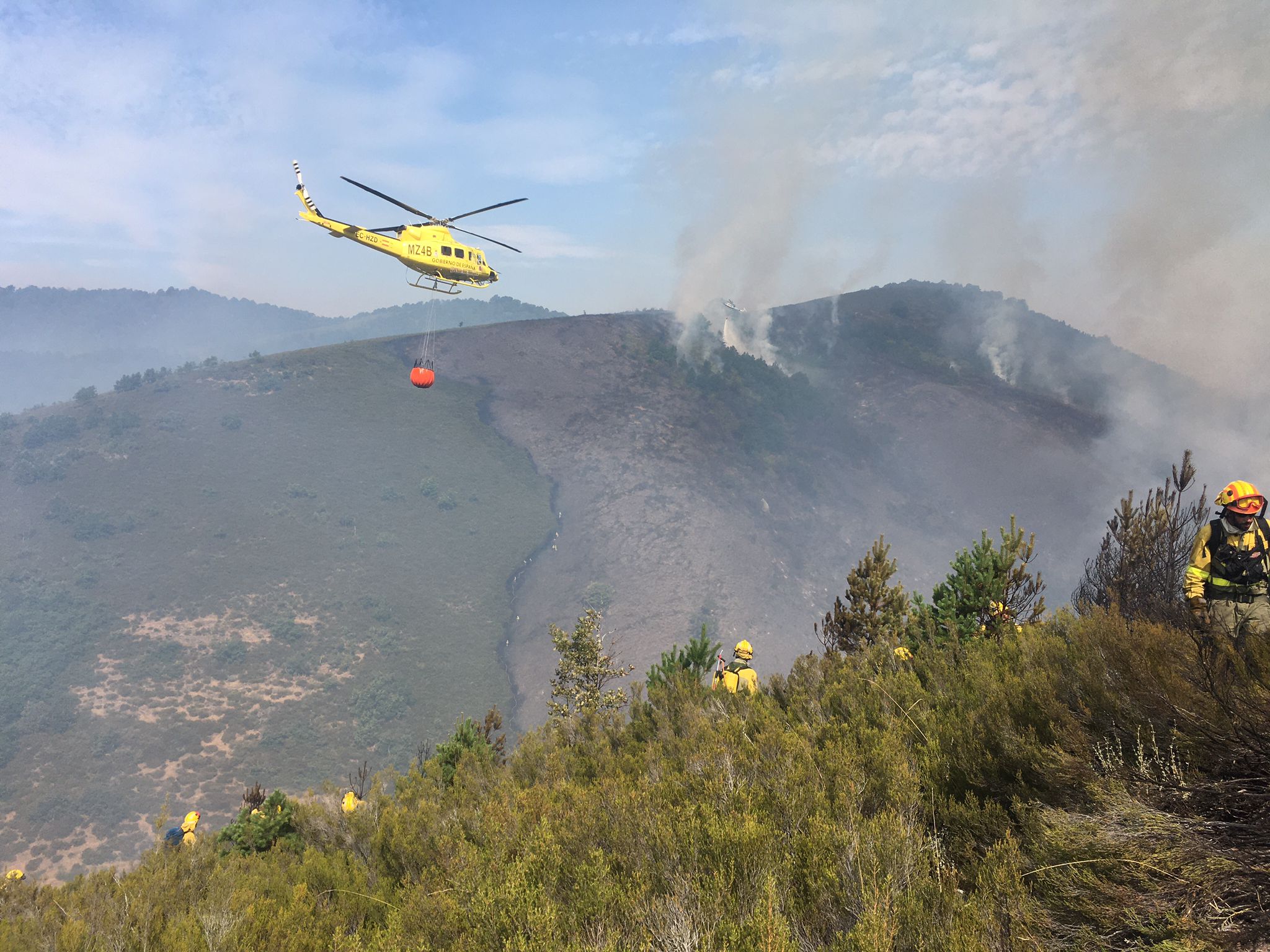 Medios aéreos y terrestres trabajan en las labores de extinción del incendio, cuyo origen se investiga, declarado en la madrugada de este lunes en el denominado Valle Estremero, e ntre los municipios leoneses de Riaño y Boca de Huérgano.