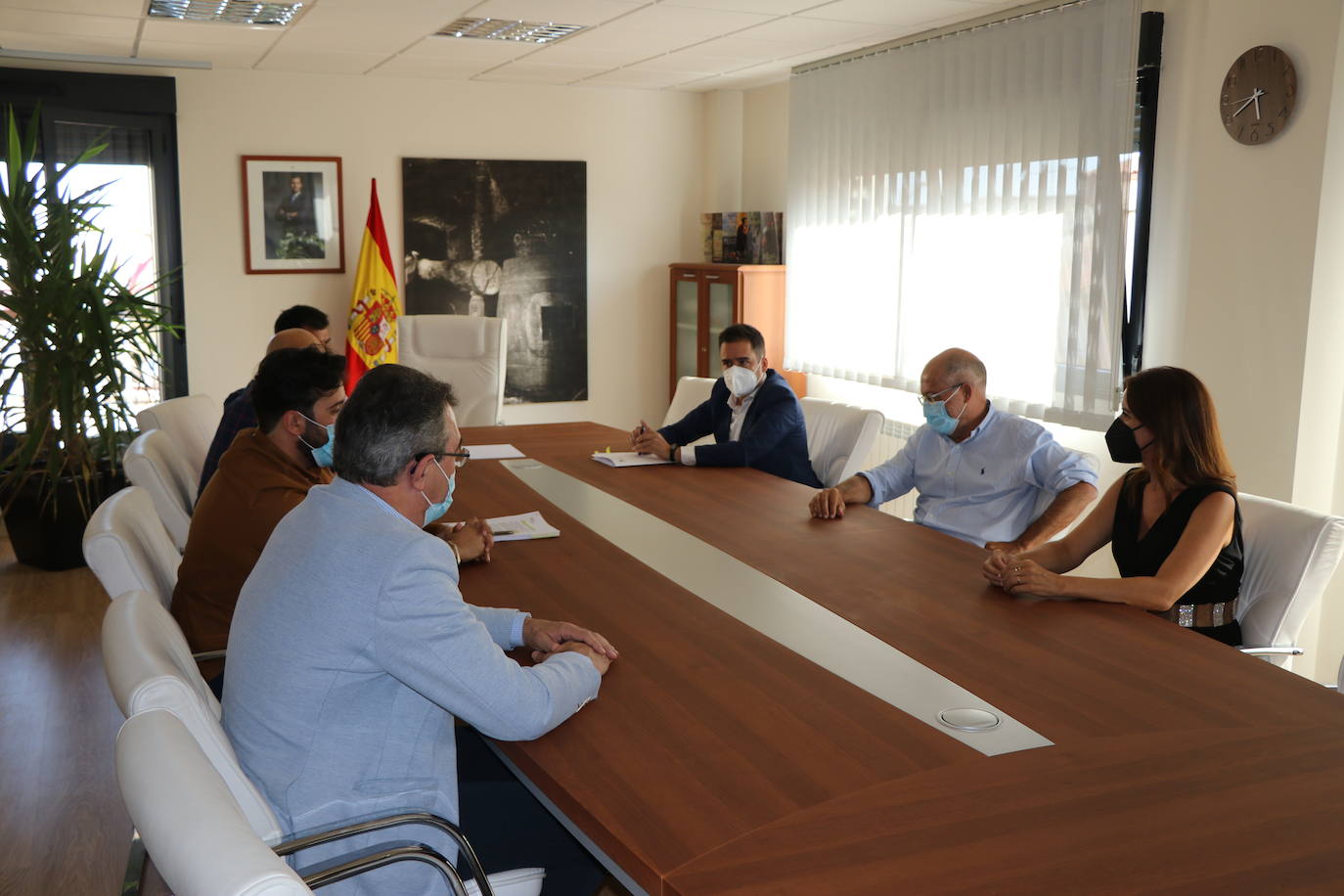 El vicepresidente de la Junta, Francisco Igea -acompañado por la consejera de Empleo e Industria, Ana Carlota Amigo; el secretario general de la Consejería de Transparencia, Ordenación del Territorio y Acción Exterior, José Miguel García; y el delegado territorial del Gobierno autonómico en la provincia de León, Juan Martínez Majo- se ha reunido esta tarde en la localidad de Villadangos del Páramo con el alcalde de este municipio, Alejandro Barrera, y el alcalde pedáneo José Miguel Sarmiento. El objetivo, 'normalizar' las exhumaciones que la ARMH hará en esta localidad.