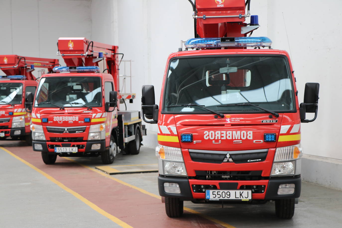 Fotos: El arsenal de bomberos espera paciente en una nave