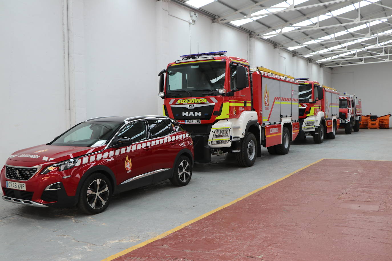 Fotos: El arsenal de bomberos espera paciente en una nave