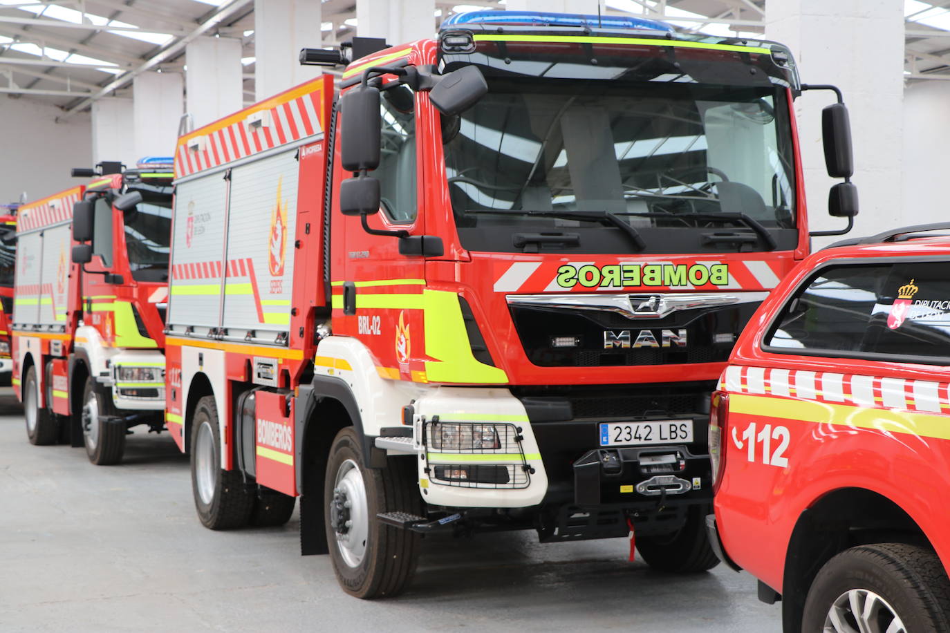 Fotos: El arsenal de bomberos espera paciente en una nave