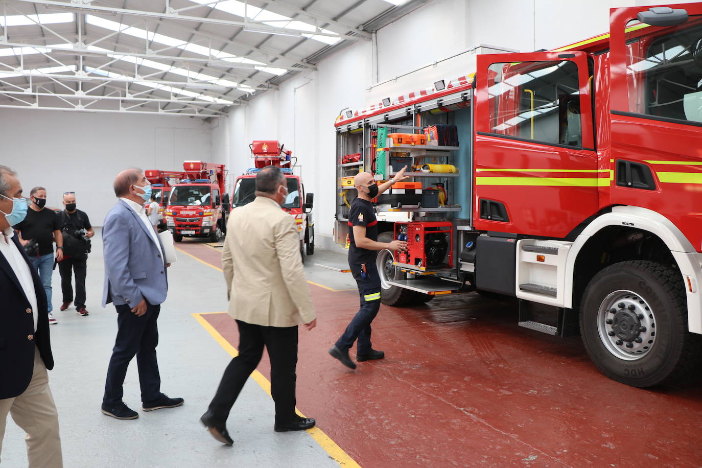 Fotos: El arsenal de bomberos espera paciente en una nave