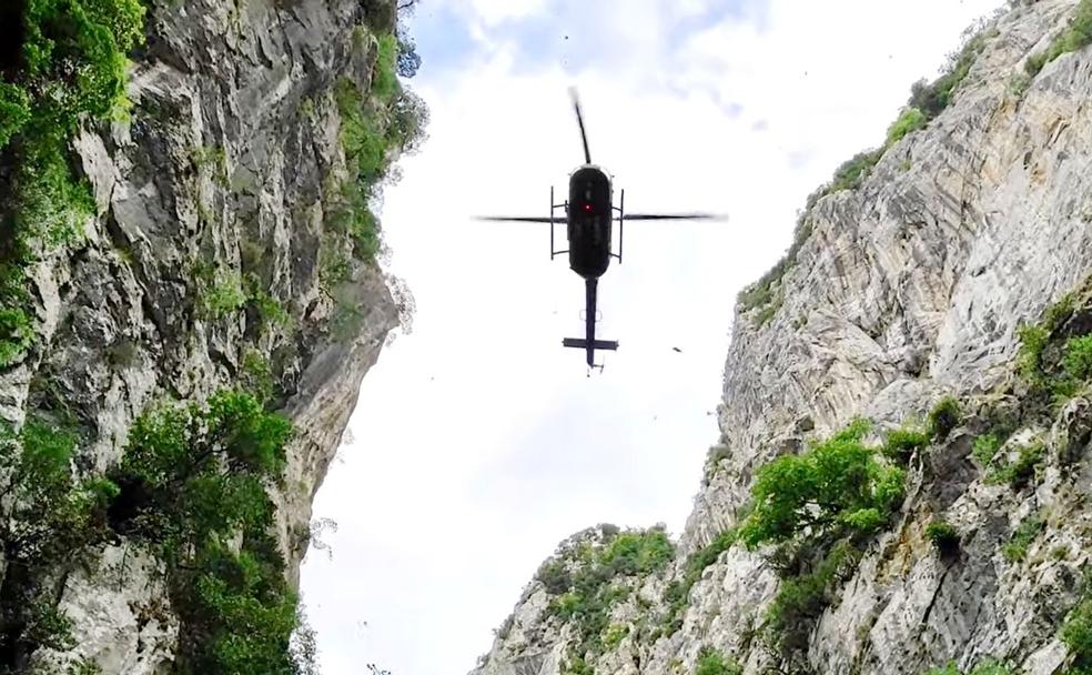 Entrada el helicóptero de la Guardia Civil en la zona de rescate.