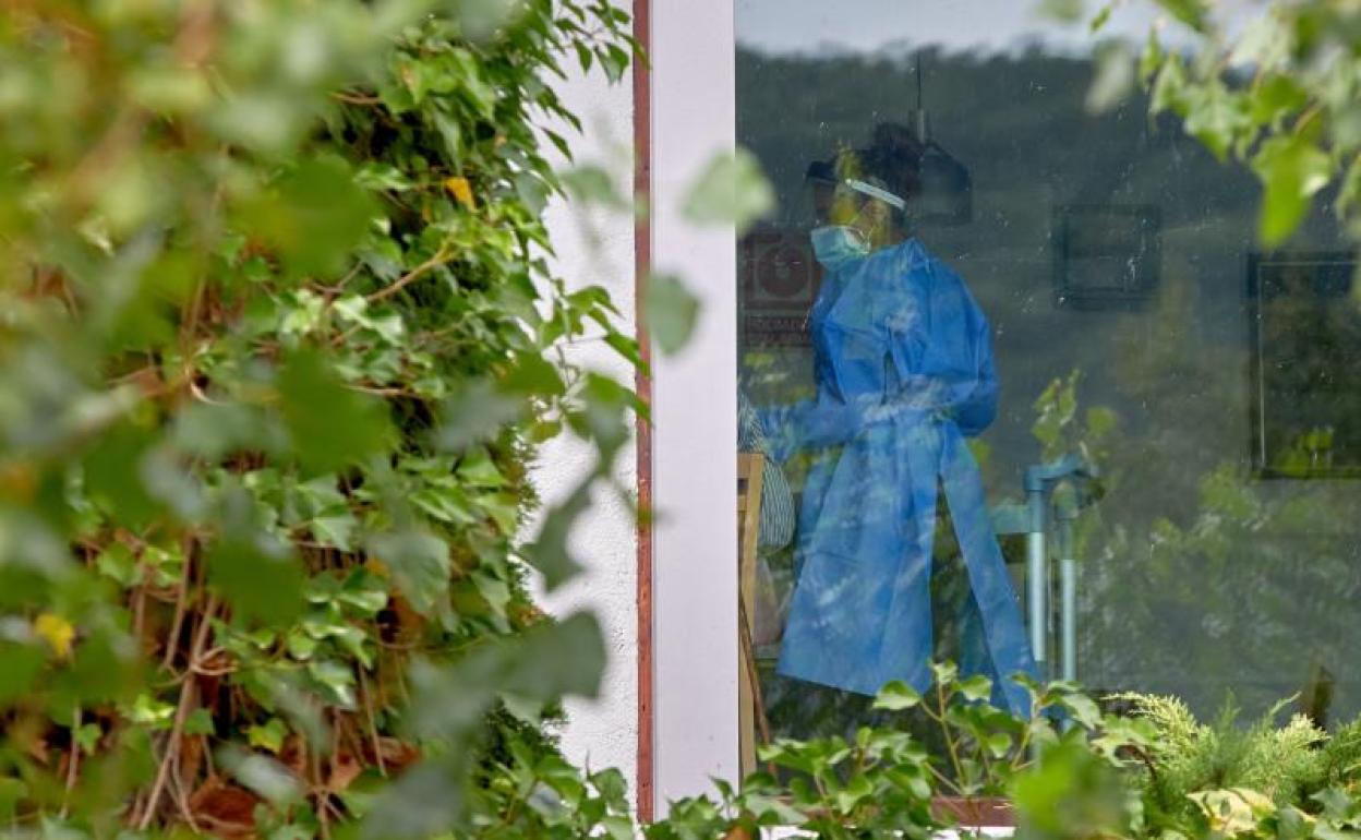 Una profesional sanitaria realiza su trabajo en la residencia Torreblanca de Sant Joan les Fonts (Girona) 